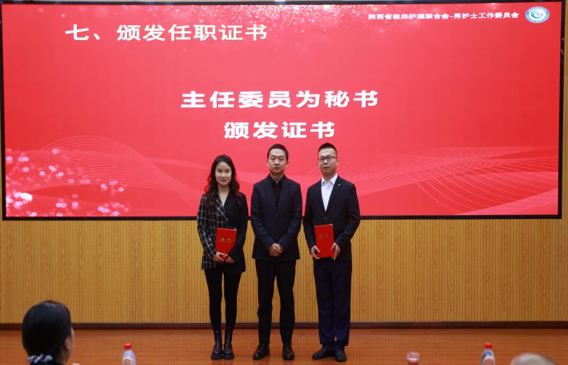 人站在屏幕前中度可信度描述已自動(dòng)生成 人站在屏幕前中度可信度描述已自動(dòng)生成