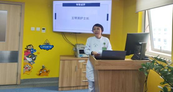 房間里的電視中度可信度描述已自動(dòng)生成