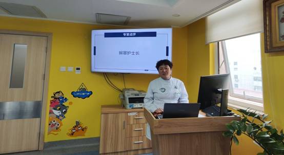 人站在廚房里低可信度描述已自動(dòng)生成