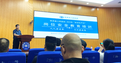圖片包含 人, 室內(nèi), 小孩, 人們描述已自動生成