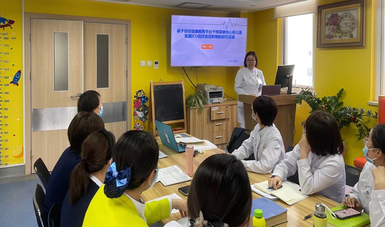 一群小孩坐在桌子前中度可信度描述已自動生成