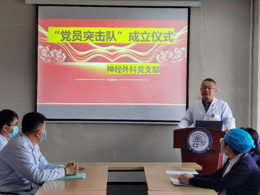 男人和女人在電視前中度可信度描述已自動(dòng)生成 男人和女人在電視前中度可信度描述已自動(dòng)生成